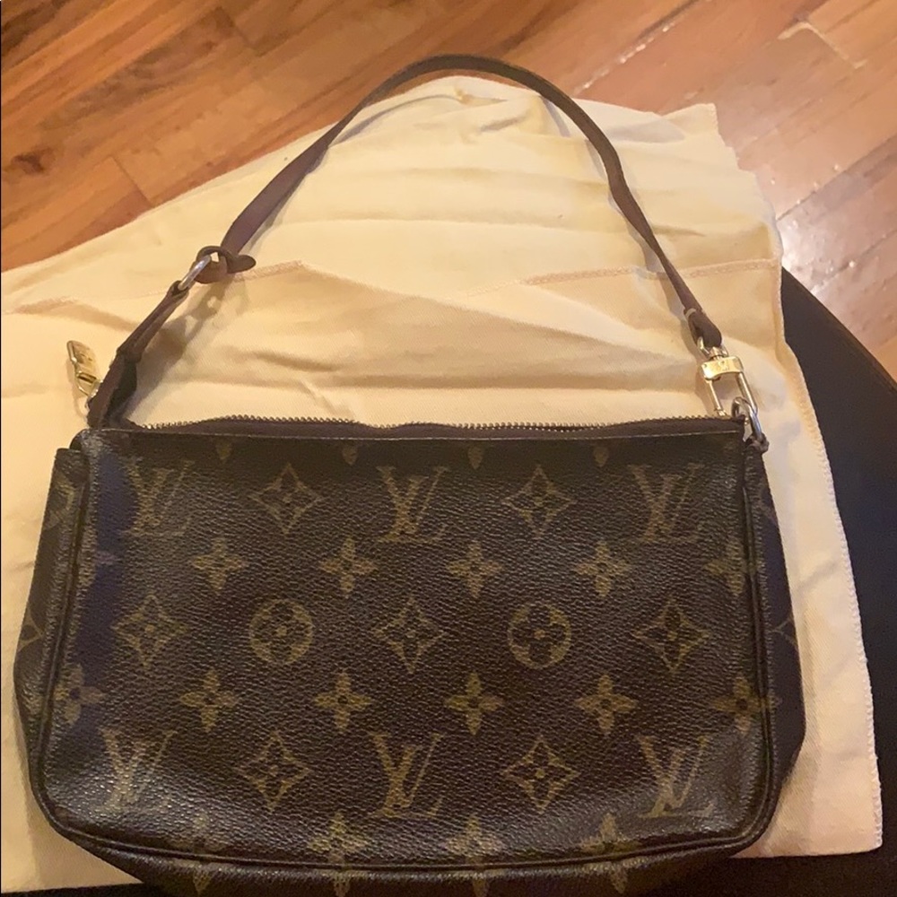 louis vuitton monogram pochette